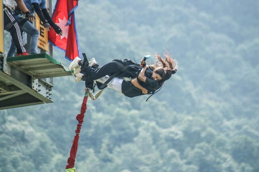 Double Dare: Tandem Bungee Adventure - Group size and the role of the instructor