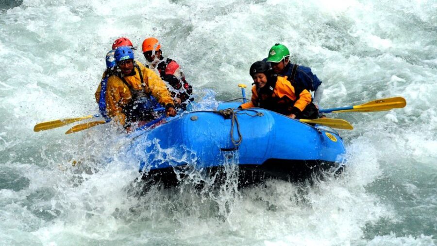 White Water River Rafting - 1 Day - Safety briefing and raft crew: how you learn the basics fast